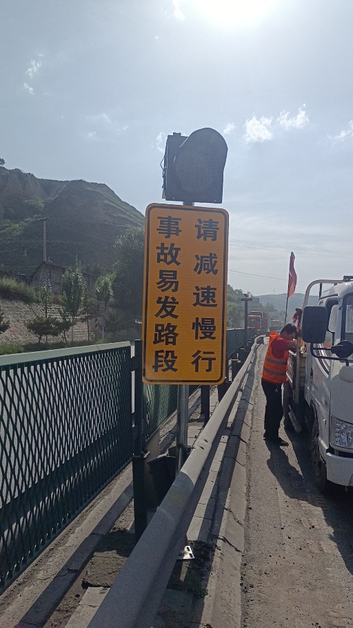 C:\Users\Administrator\Desktop\总和\发稿\收稿\府谷公安：交警新民中队开展道路交通安全隐患排查整治工作\e3078d3ce53c520e730979da02484cd.jpg