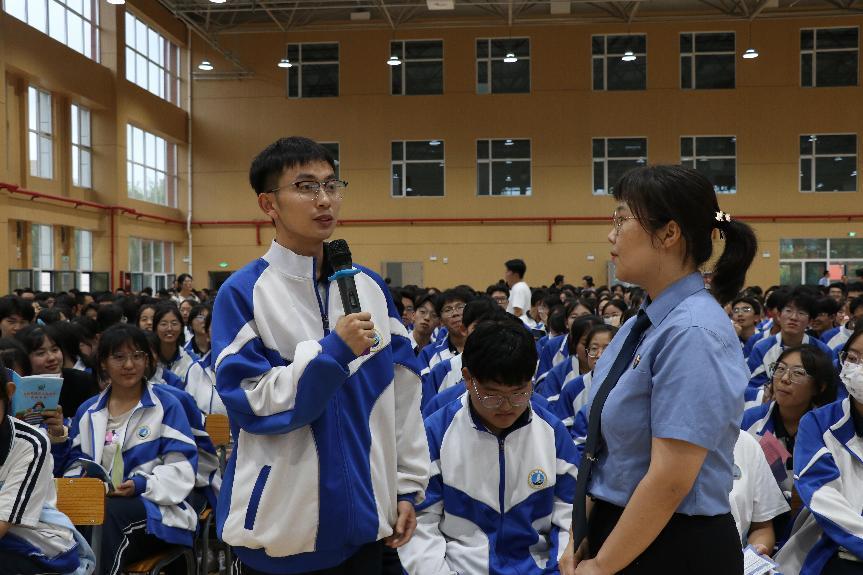 检察官与学生沟通法律知识