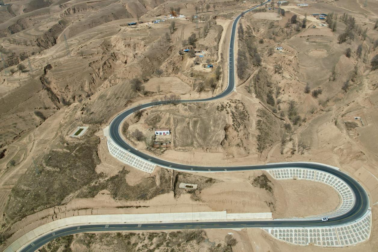 如今的砖井至武峁子三级公路