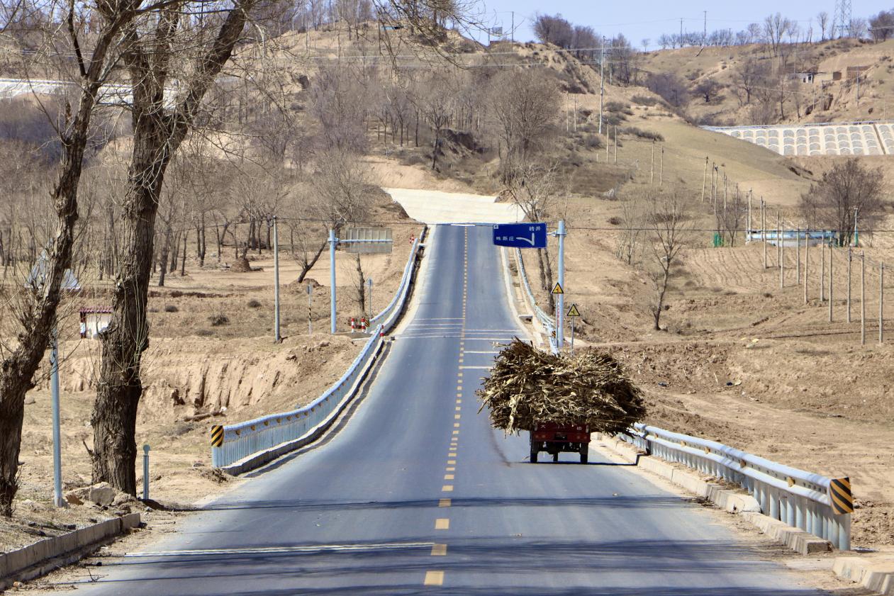 定边县砖井镇黄湾村村口的上坡路段