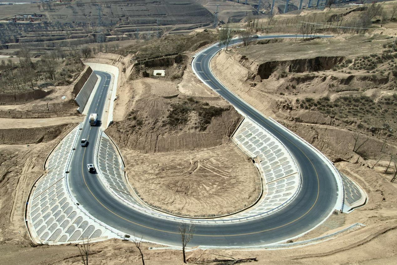 波形梁护栏和错落有致的骨架护坡