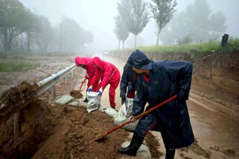 及时修筑挡水梁 摄影：杨红梅