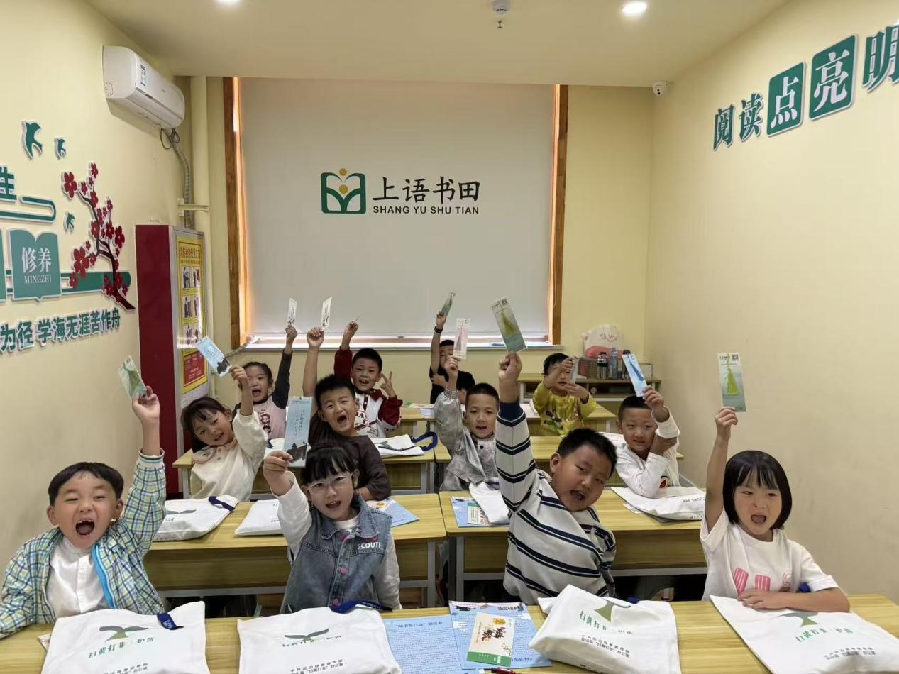 图为定边县“绿书签”走进校外培训机构上语书田宣传 (1)