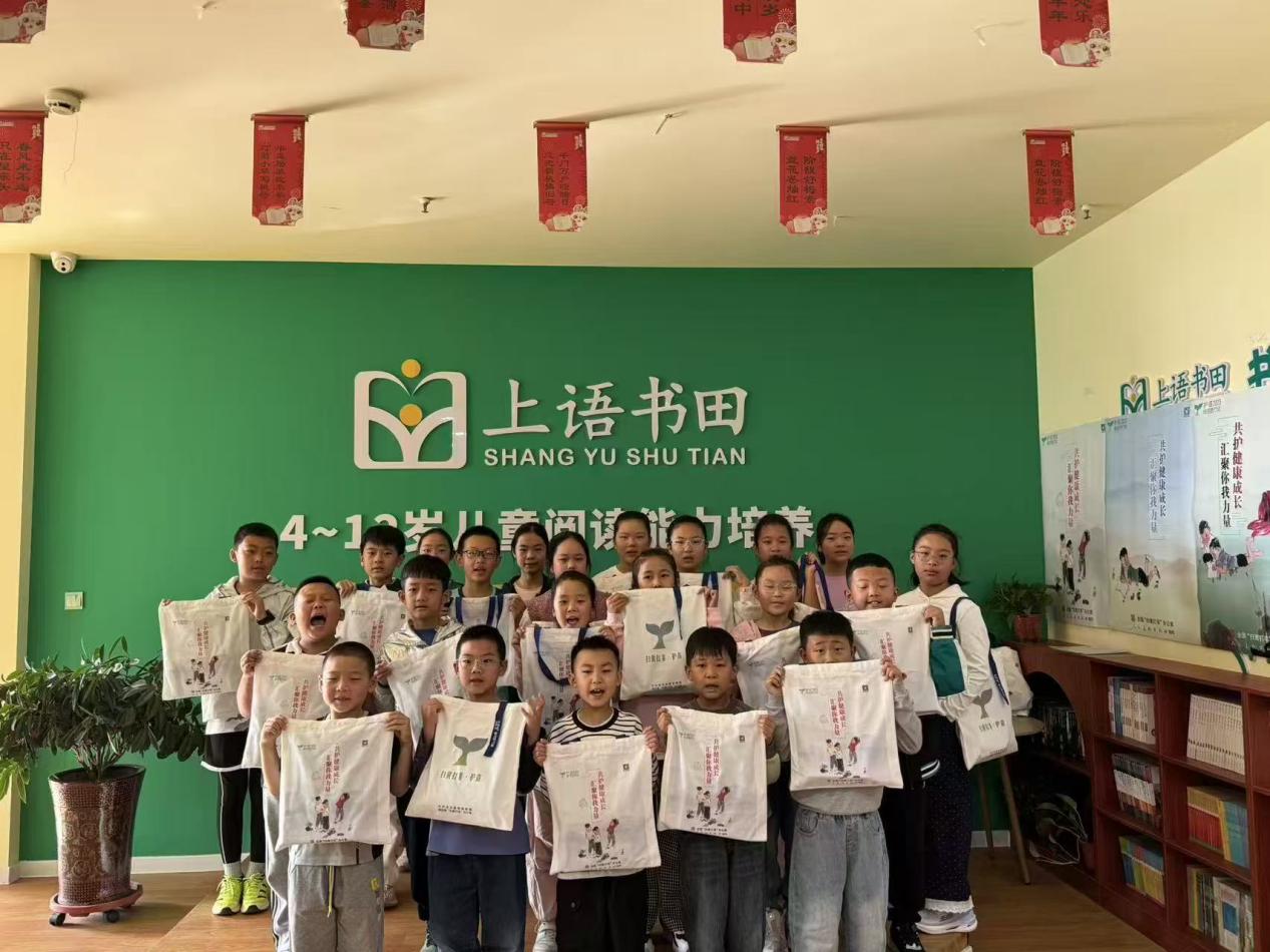 图为定边县“绿书签”走进校外培训机构上语书田宣传 (3)