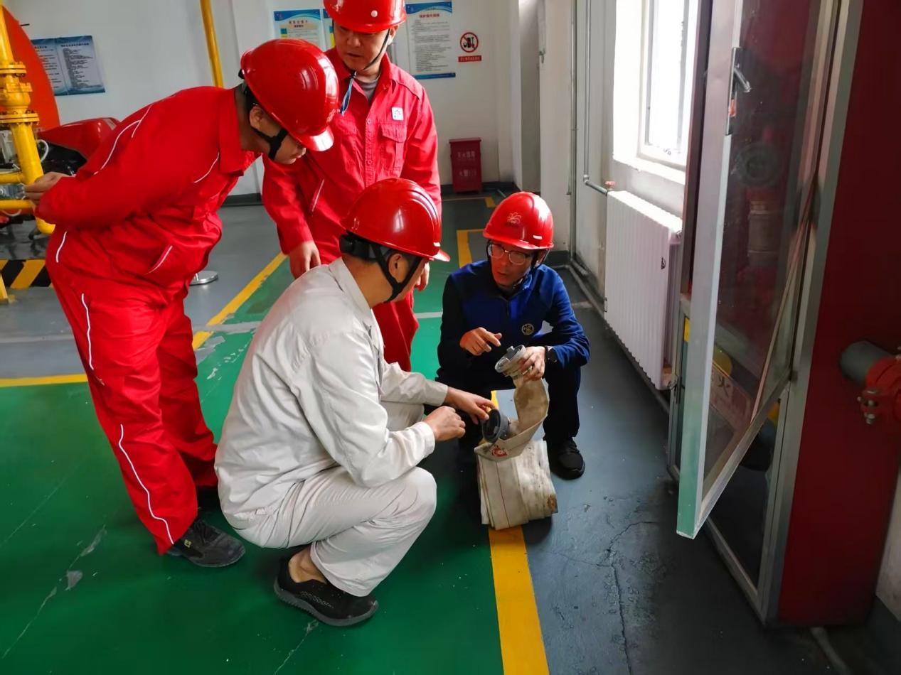 靖边采油厂消防大队对各井站消防器材进行逐一排查,对排查出来的安全隐患建立台账清单。李振华摄