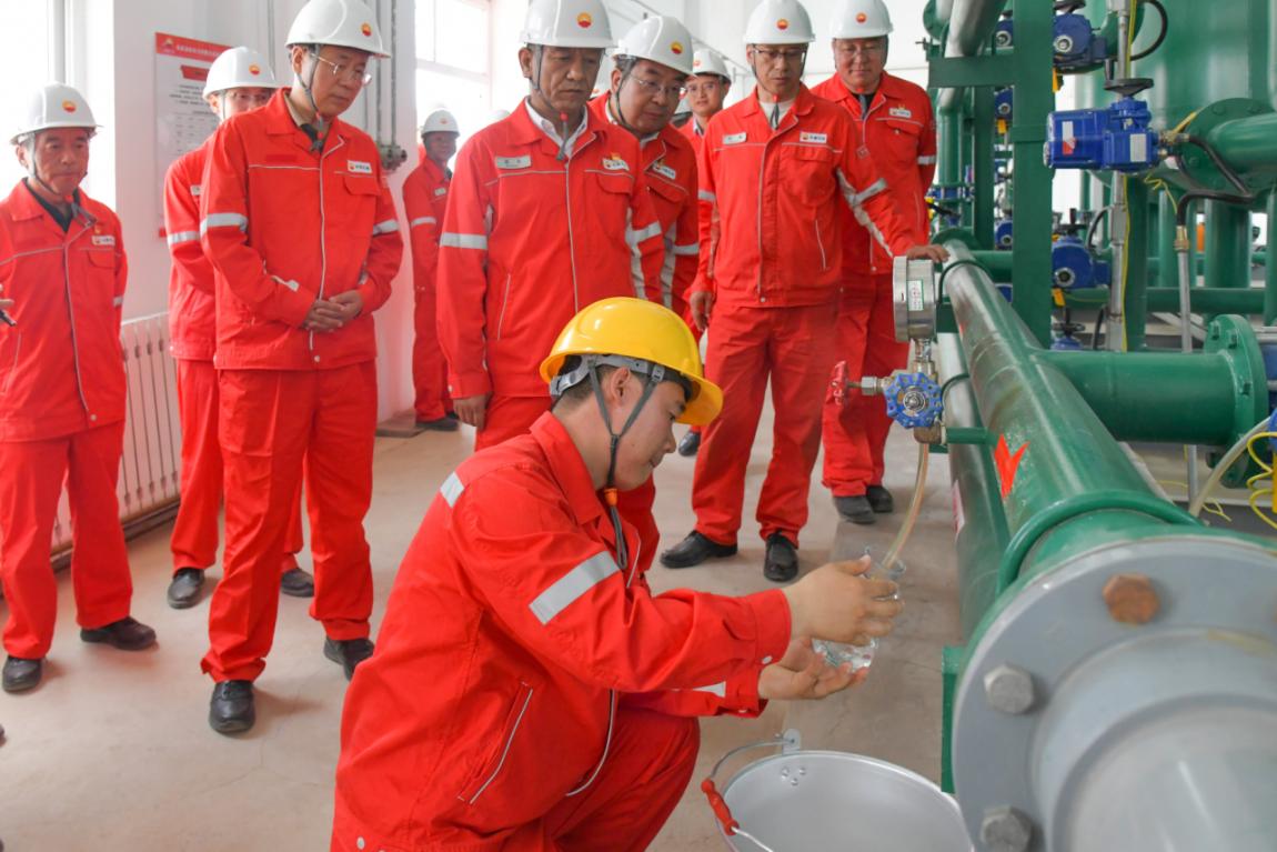 查看采出水水质 摄影：陶丽丽