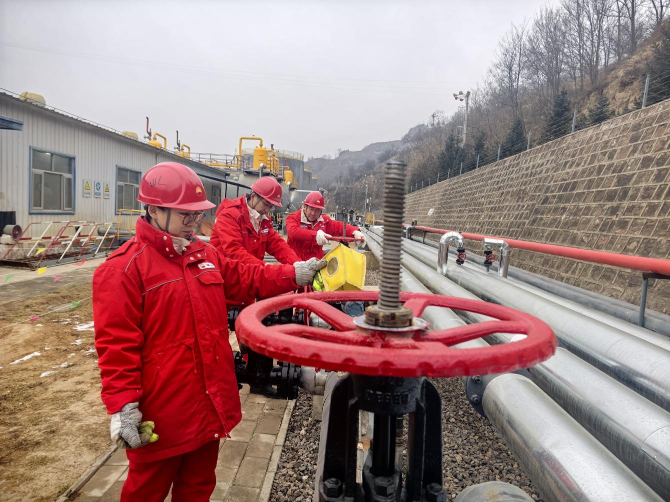 图片新闻-乔河作业区员工检查仪器仪表