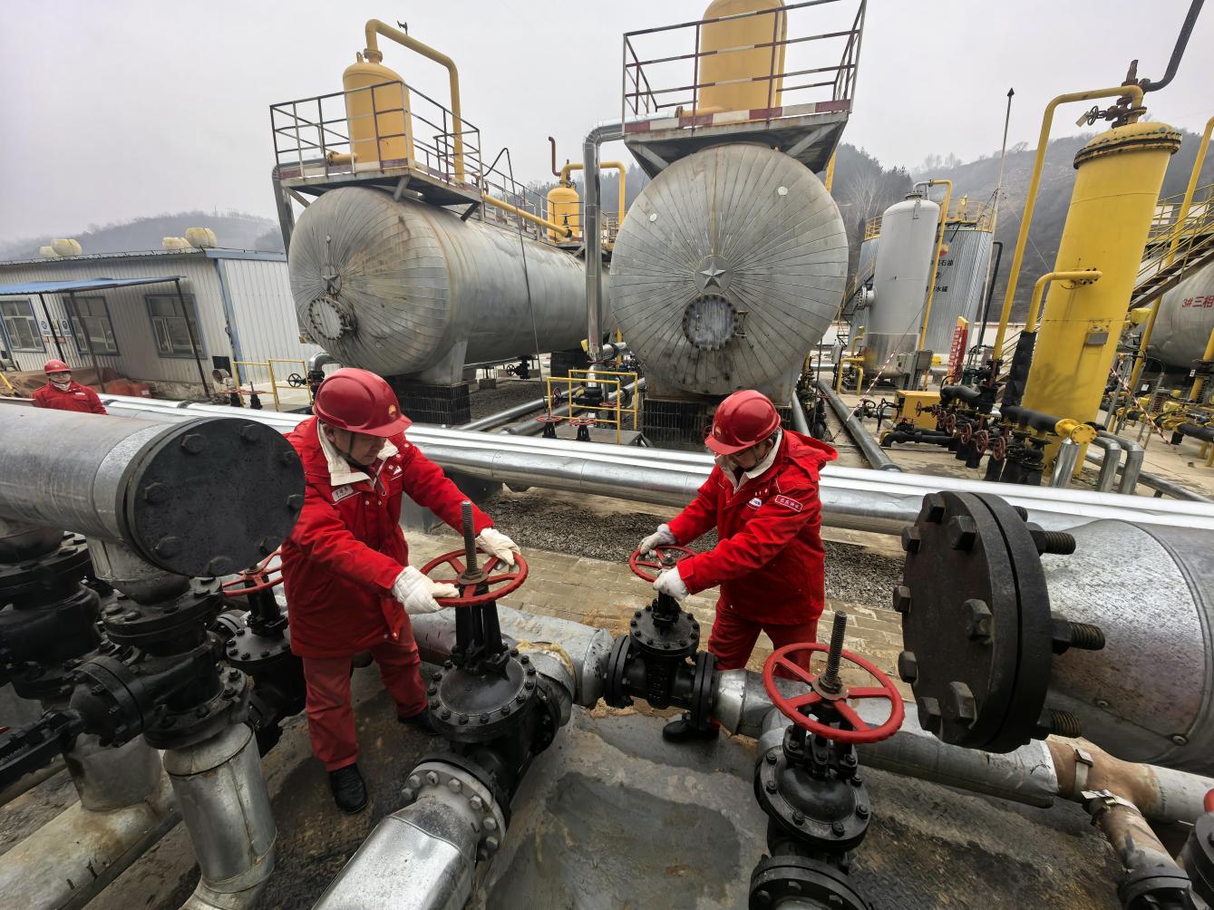 图片新闻-乔河作业区员工切换原油生产流程