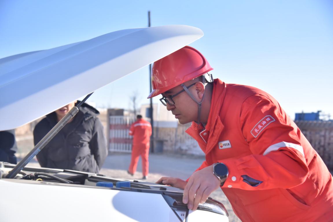 检查车辆安全 摄影：张悦