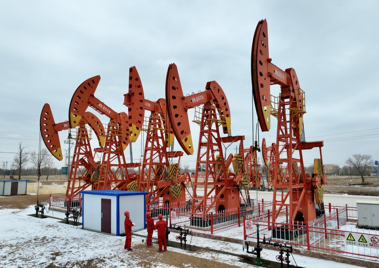 2月10日航拍延长油田股份有限公司定边采油厂东仁沟采油队1827井场。李德龙（摄） (2)