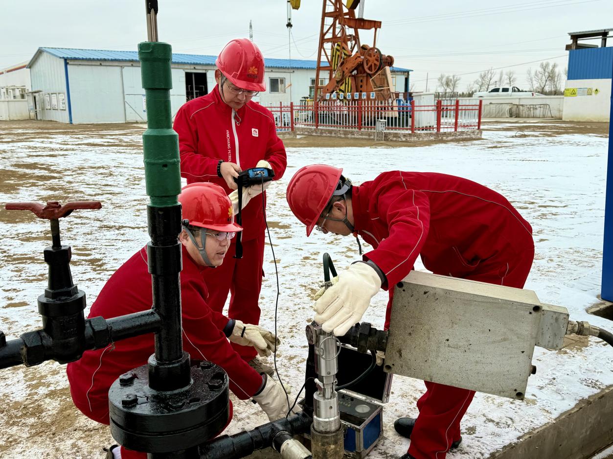 2月10日在延长油田股份有限公司定边采油厂东仁沟采油队1827井场杨浩和技术组的工友们穿梭在抽油机间逐井巡检。李德龙（摄）