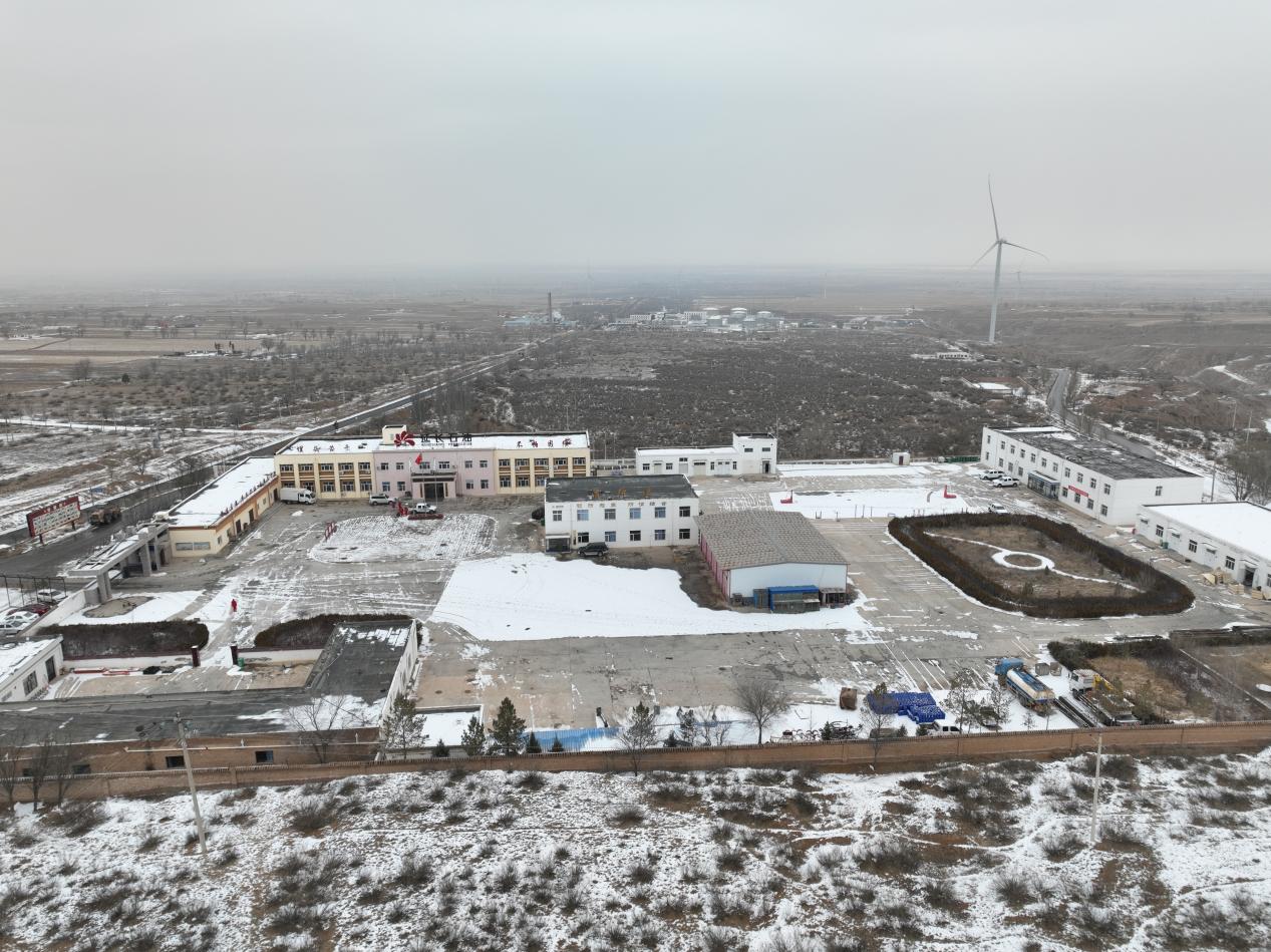 2月10日航拍延长油田股份有限公司定边采油厂东仁沟采油队。李德龙（摄）