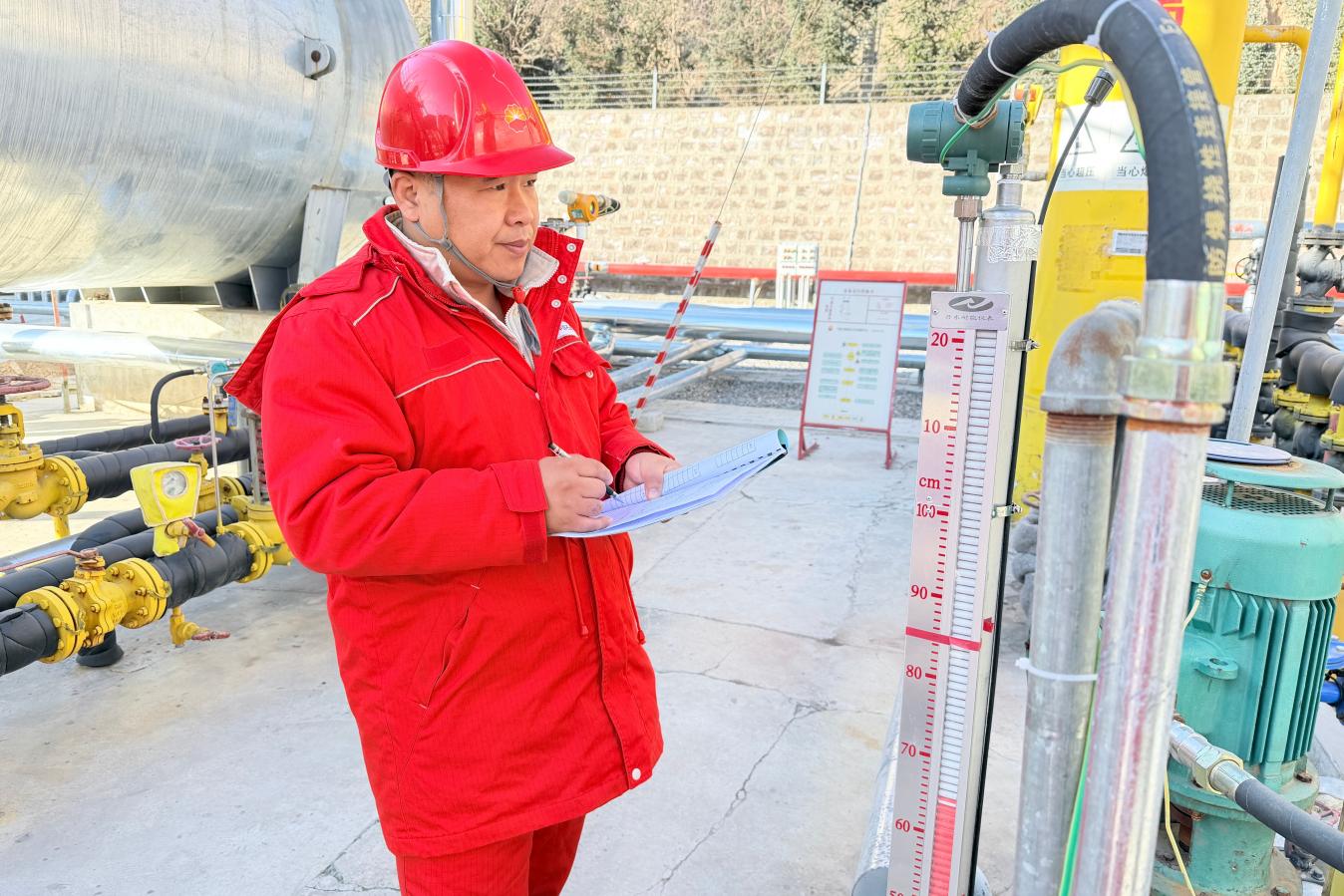 乔河作业区员工在检查液位参数