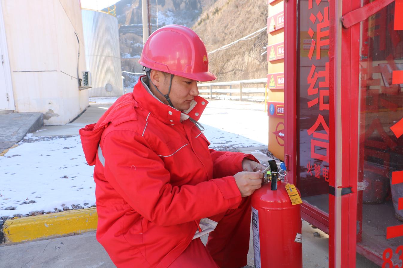 柔远作业区员工检查灭火器状态