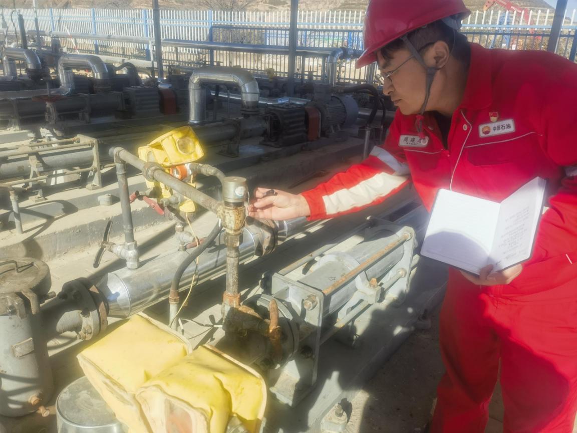 柔远作业区调控中心设备岗周建忠检查安全附件