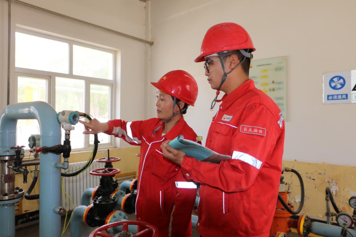 柔远作业区庆一接副站长王文涛与岗位师傅巡检